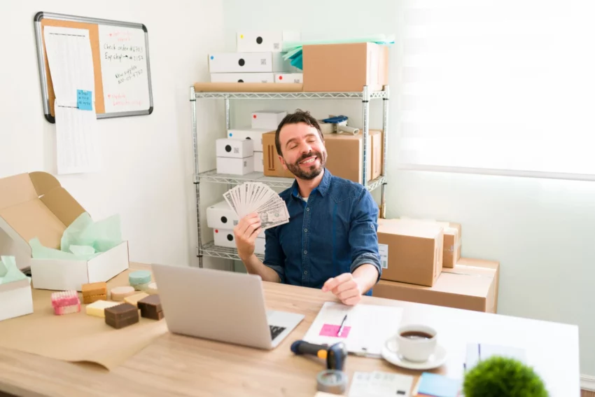 Homme entrepreneur travaillant sur un ordinateur portable pour gérer son business en ligne