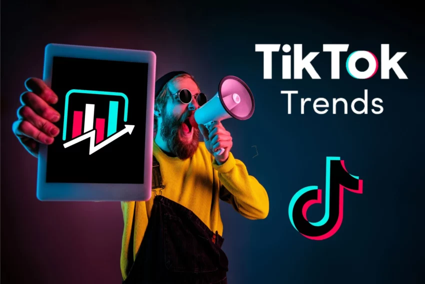 Homme montrant une tablette avec les tendances tiktok