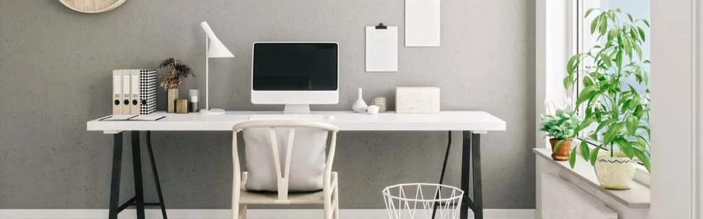 Un bureau impeccablement organisé pour le télétravail. Chaque élément est soigneusement disposé, créant un environnement propice à la concentration et à la productivité, même depuis chez soi.