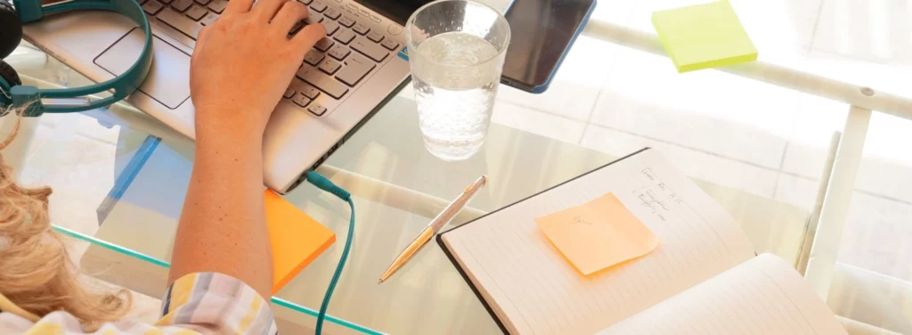 Des notes adhésives colorées sont disposées sur un bureau, chacune représentant un objectif clé dans le cadre du télétravail. Cette méthode visuelle et organisée permet de maintenir la productivité et de suivre les progrès, même à distance.