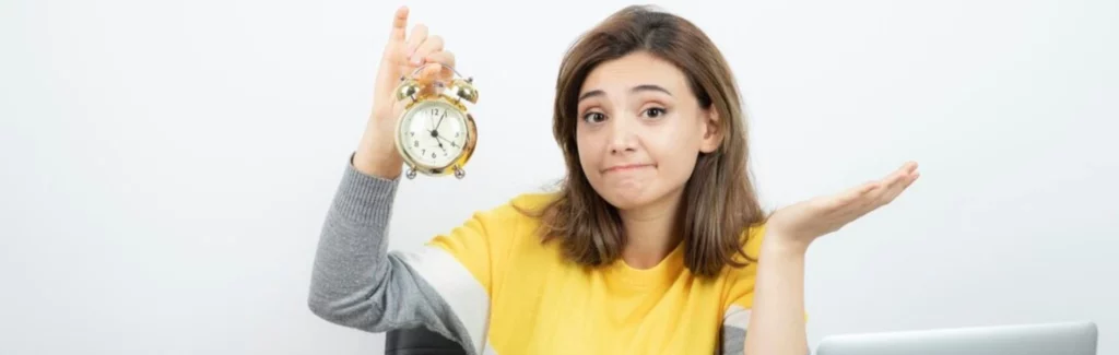 Une femme déterminée, portant une horloge, démontre sa maîtrise de la gestion du temps. Elle incarne l'efficacité et la planification dans son travail, rappelant l'importance de gérer judicieusement le temps en télétravail.